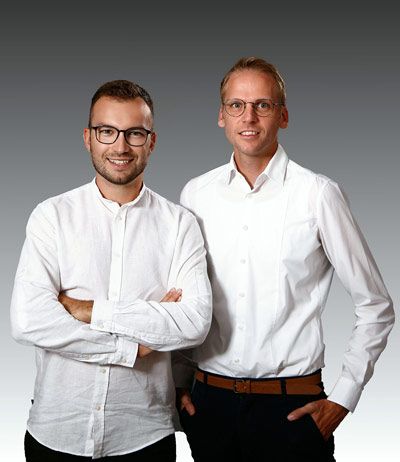 Augenoptiker und Hörgeräteakustiker Christoph Britzmann und Augenoptikermeister und Kontaktlinsenanpasser Gabriel Scharf